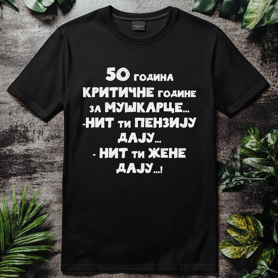 Crna muška majica za 50. rođendan sa belim natpisom Kritične godine za muškarce – duhovita majica za jubilarni rođendan