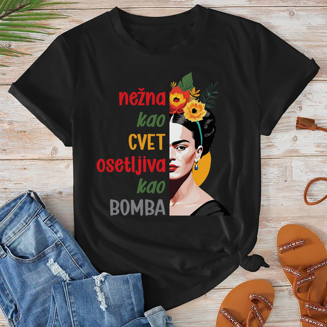 crna majica sa ilustracijom i tekstom nezna kao cvet osetljiva kao bomba