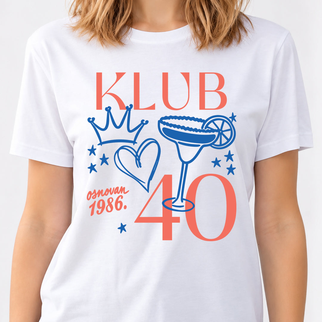 Bela ženska majica KLUB 40 Osnovan 1986 sa koralnim brojem 40, krunom, srcem i koktelom