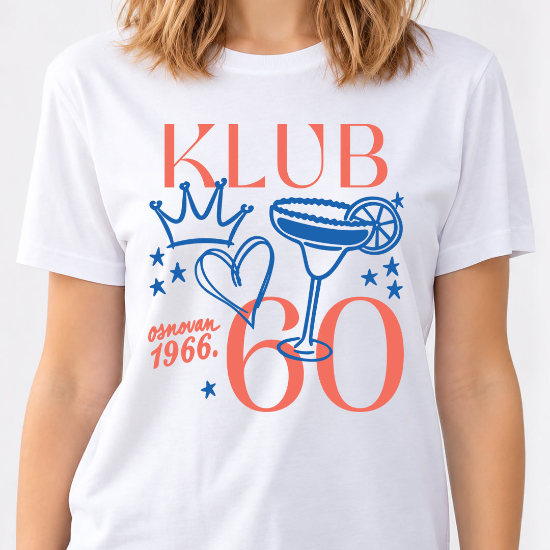 Bela ženska majica KLUB 60 Osnovan 1966 sa koralnim brojem 60, plavom krunom, srcem i koktelom.