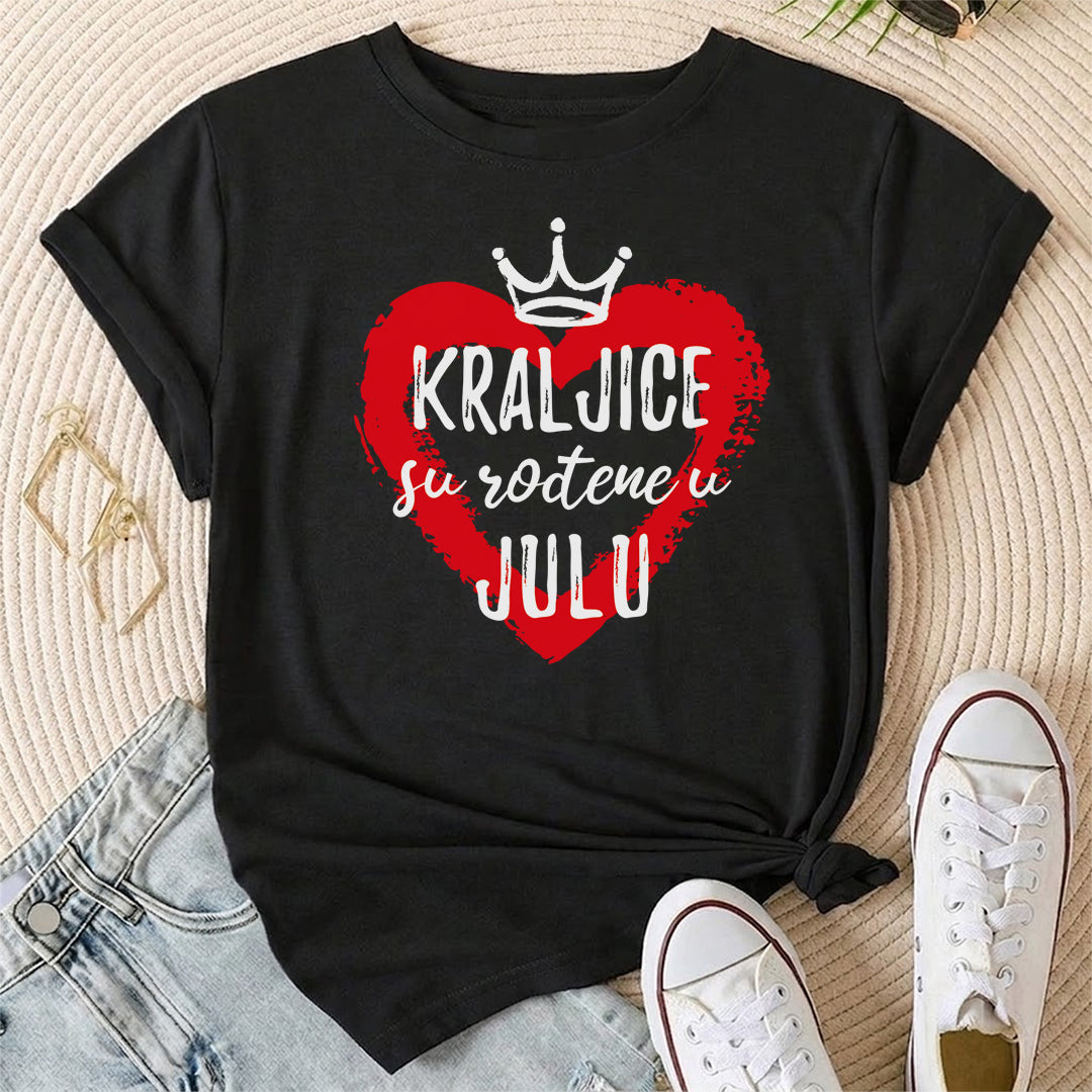 Crna ženska pamučna majica sa crvenim srcem i natpisom Kraljice su rođene u julu