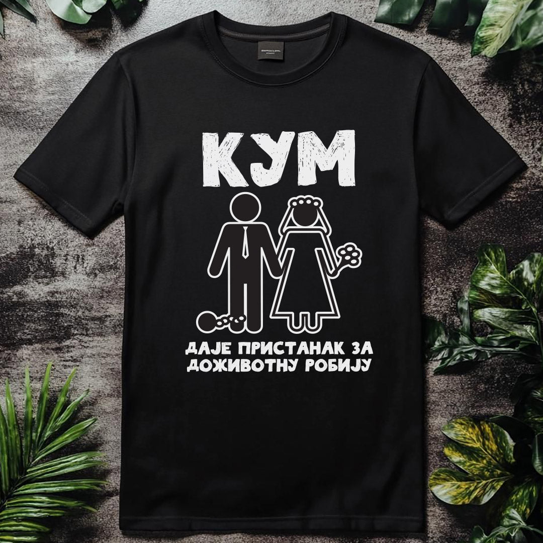 Crna majica za kuma sa belim natpisom Kum daje pristanak za doživotnu robiju i duhovitom ilustracijom mladenaca
