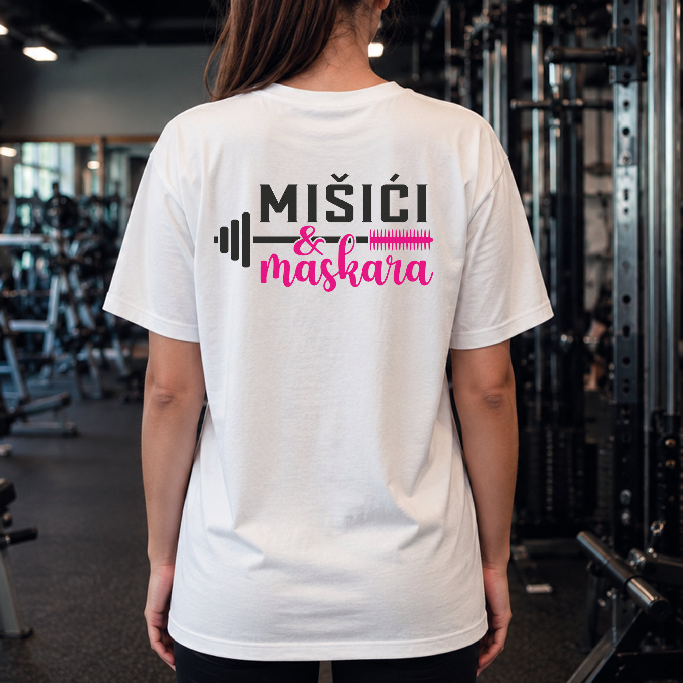Ženska bela pamučna majica sa natpisom "Mišići i maskara" i kvalitetnom DTF štampom