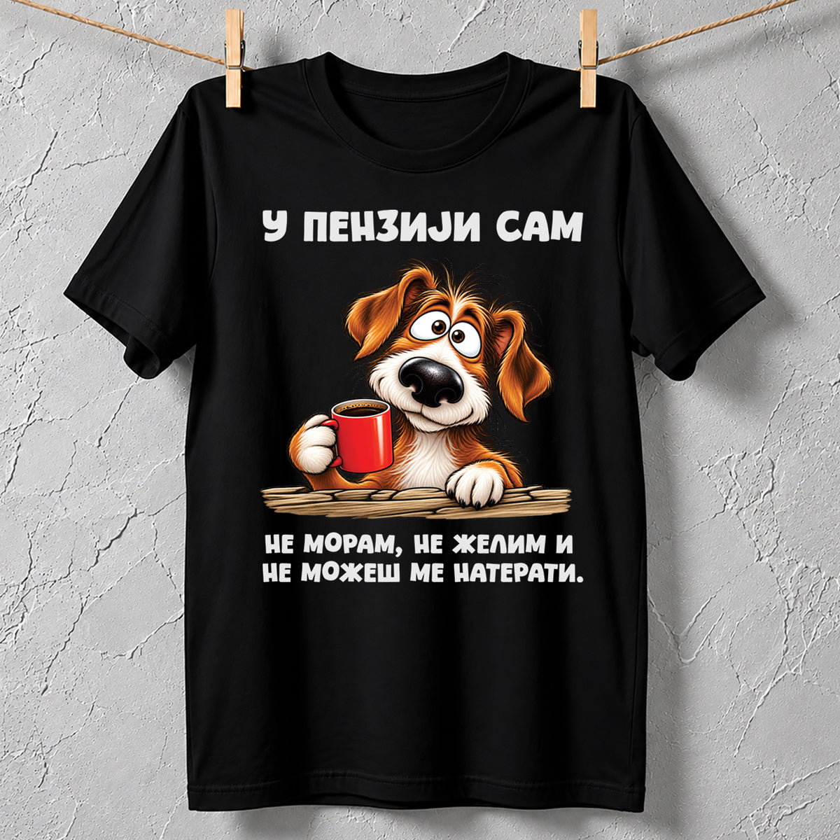 Crna majica za penzionere sa psom koji drži šoljicu kafe i natpisom Ne moram, ne želim i ne možeš me naterati
