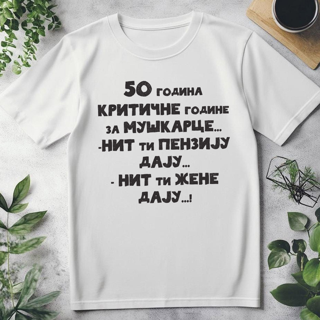 Bela muška majica za 50. rođendan sa crnim natpisom Kritične godine za muškarce – smešan rođendanski poklon