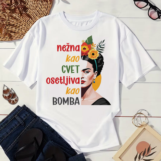 bela majica sa ilustracijom i tekstom nezna kao cvet osetljiva kao bomba