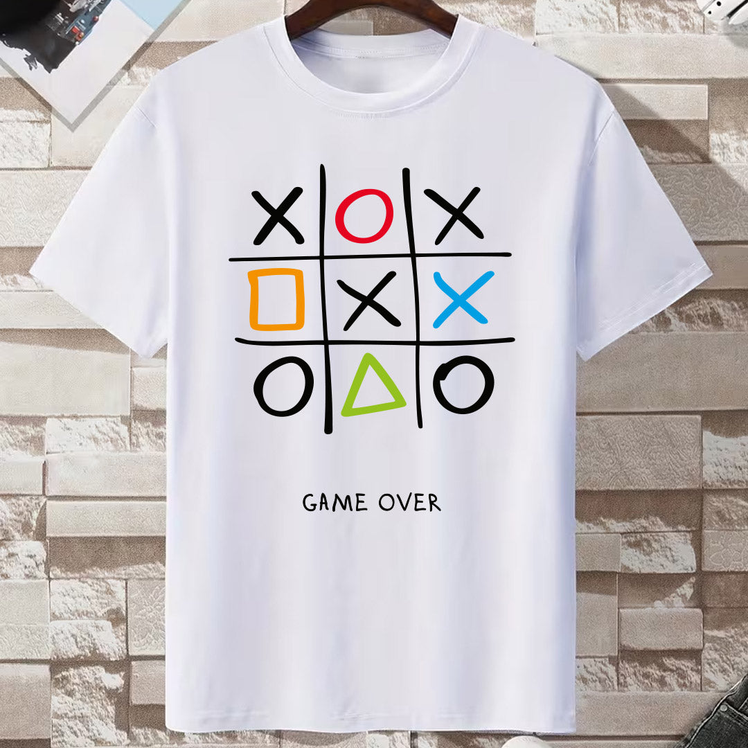 Bela Game Over majica sa gaming ilustracijom iks-oks i šarenim simbolima.