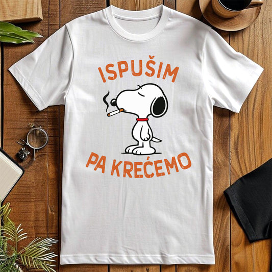 Bela pamučna majica sa natpisom Ispušim pa krećemo.