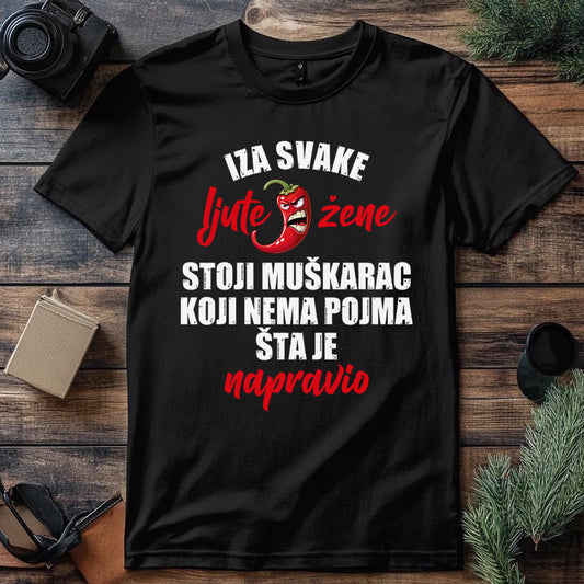 crna majica sa natpisom, iza svake ljute zene stoji muskarac