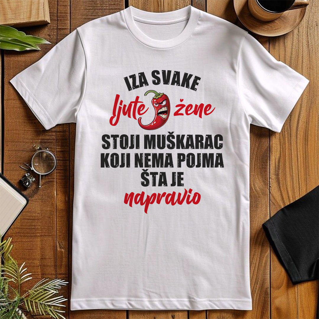 bela majica sa natpisom, iza svake ljute zene stoji muskarac
