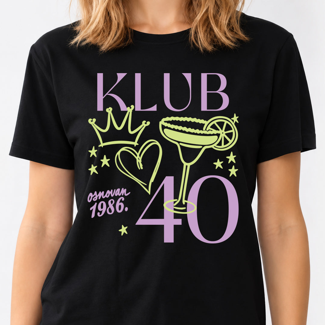 Crna ženska majica KLUB 40 Osnovan 1986 sa ljubičastim brojem 40, krunom, srcem i koktelom