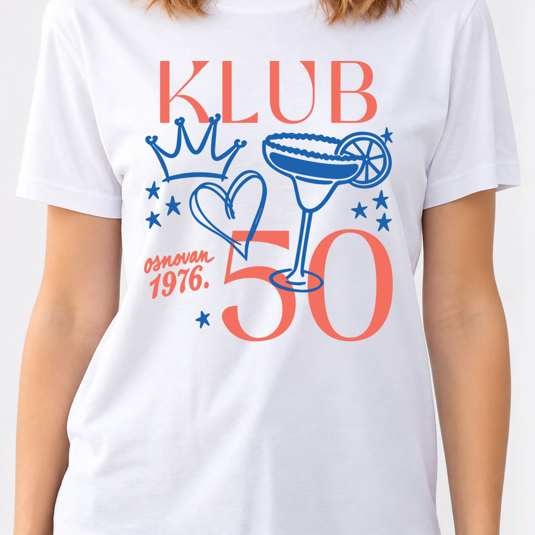 Bela ženska majica KLUB 50 Osnovan 1976 sa koralnim brojem 50, plavom krunom, srcem i koktelom.