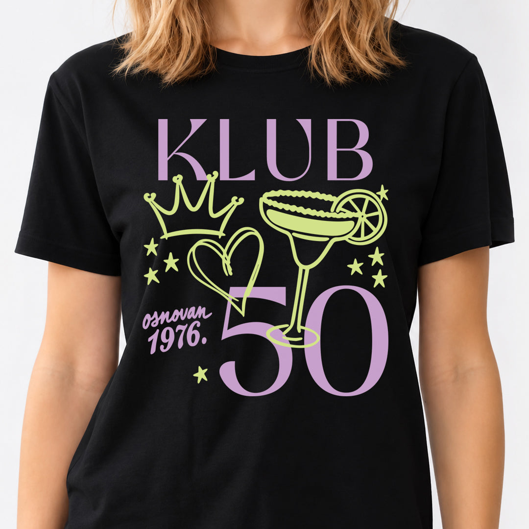 Crna ženska majica KLUB 50 Osnovan 1976 sa ljubičastim brojem 50, krunom, srcem i koktelom.