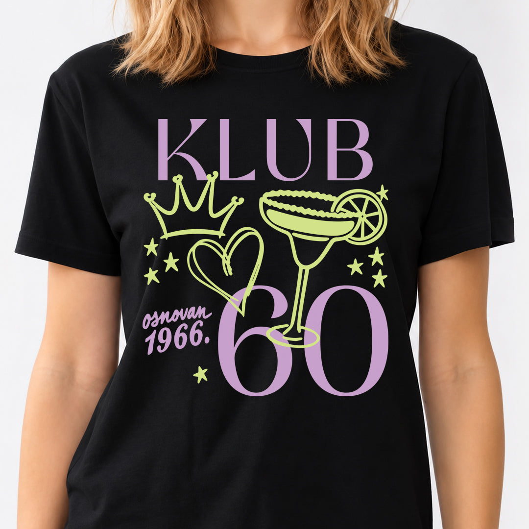 Crna ženska majica KLUB 60 Osnovan 1966 sa ljubičastim brojem 60, krunom, srcem i koktelom.