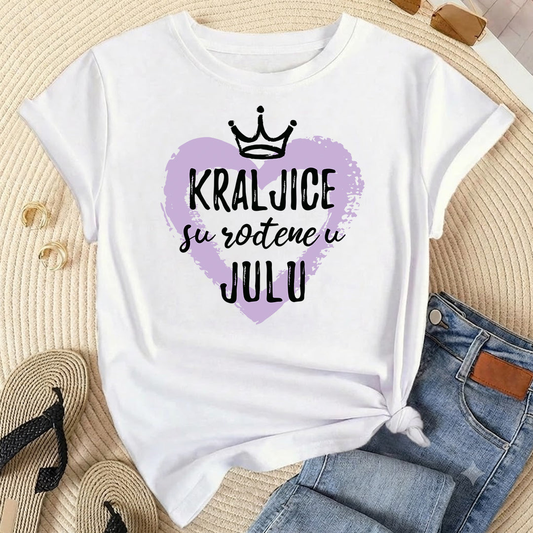 Bela ženska pamučna majica sa lila srcem i natpisom Kraljice su rođene u julu