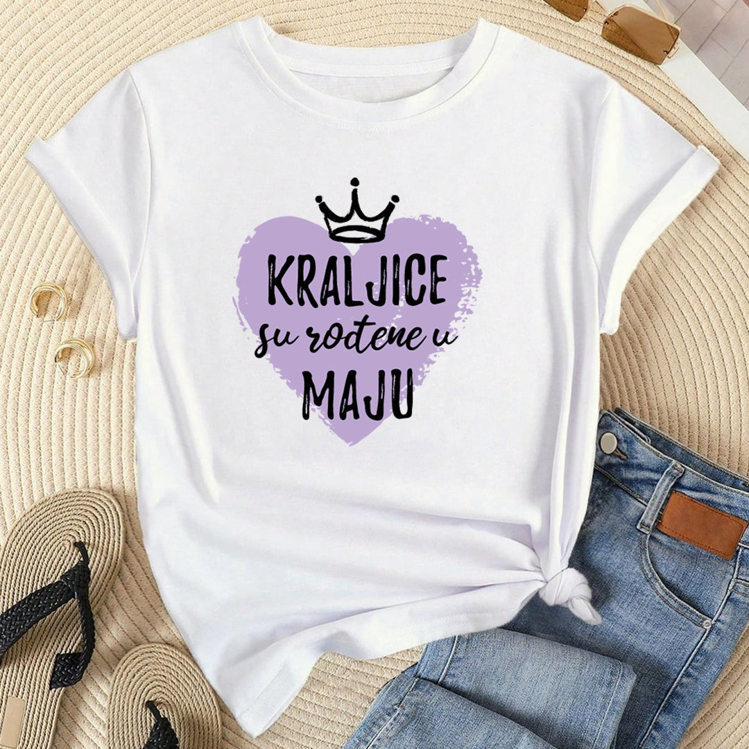 Bela ženska majica sa lila natpisom Kraljice su rođene u maju