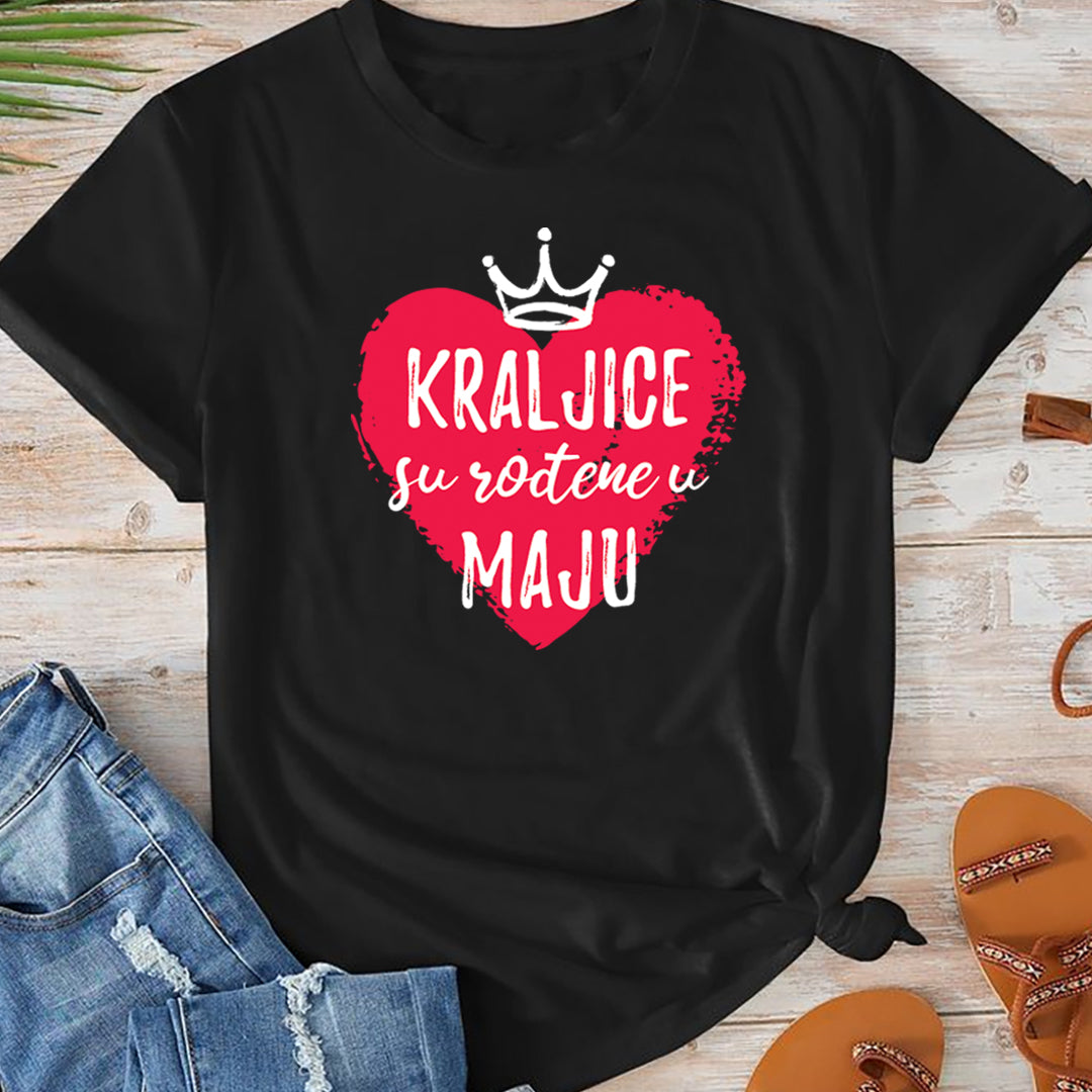 Crna ženska majica sa crvenim natpisom Kraljice su rođene u maju