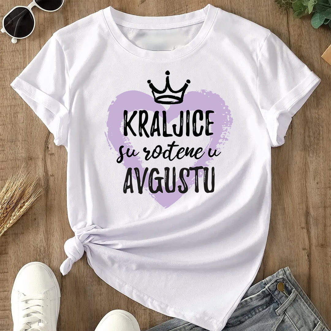 Bela pamučna majica sa natpisom  "Kraljice su rođene u avgustu" i lila srcem - unikatni ženski poklon za rođendan.
