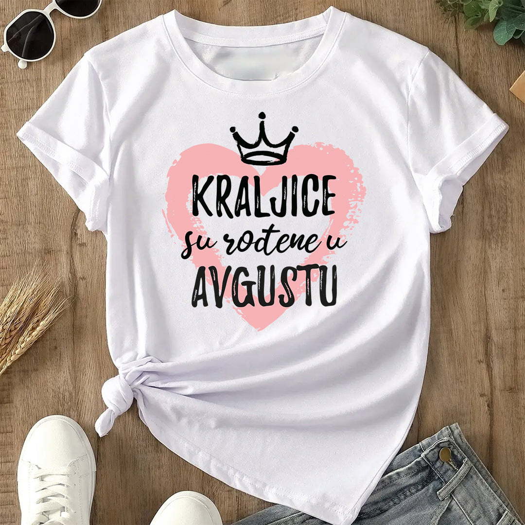 Bela pamučna majica sa natpisom  "Kraljice su rođene u avgustu" i roze srcem - unikatni ženski poklon za rođendan.