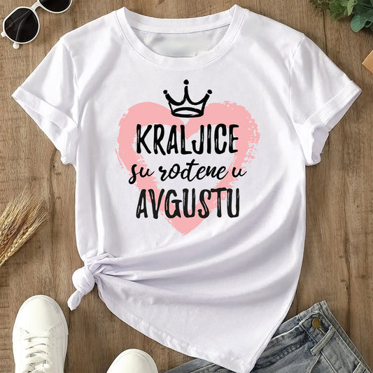Bela pamučna majica sa natpisom  "Kraljice su rođene u avgustu" i roze srcem - unikatni ženski poklon za rođendan.
