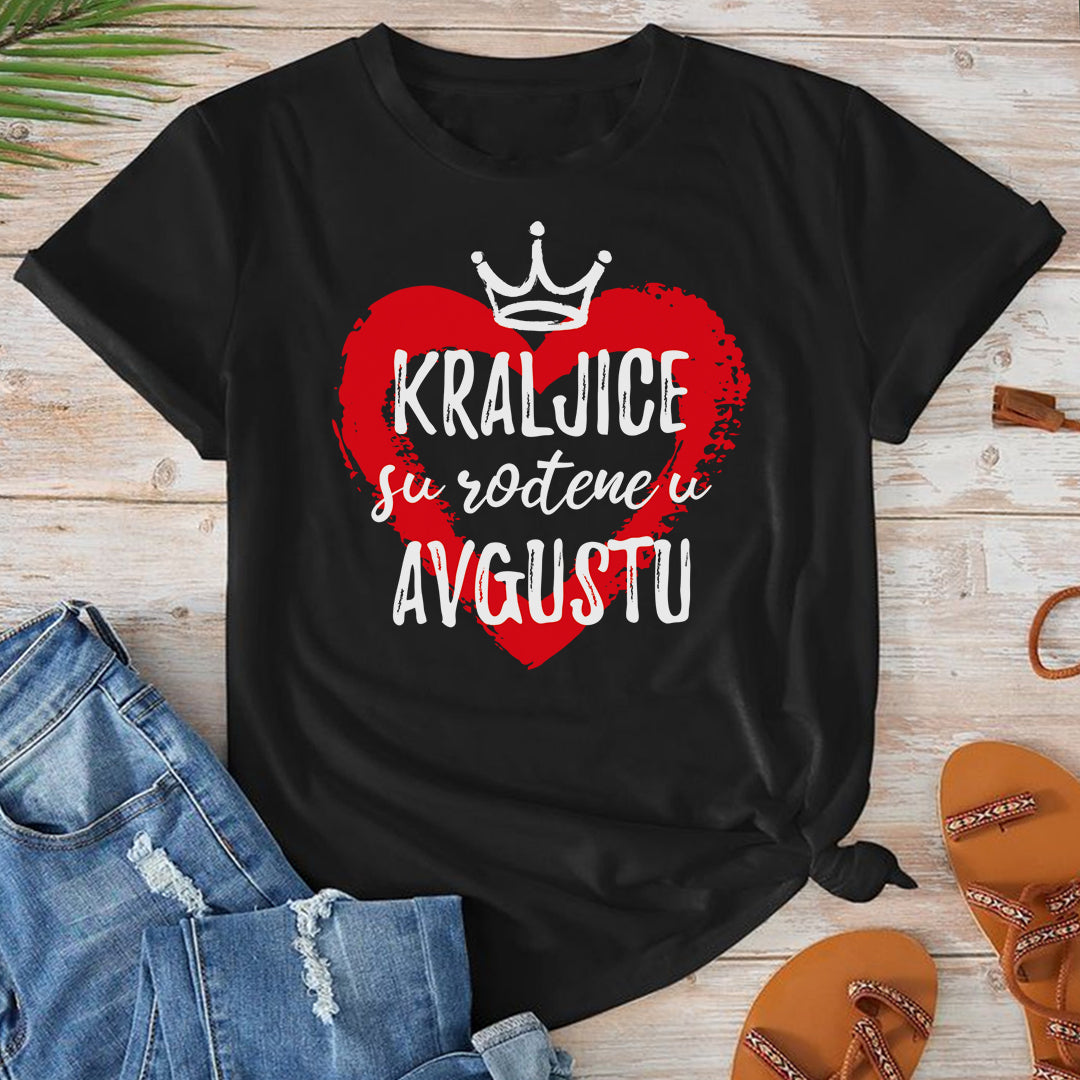 Crna pamučna majica sa natpisom  "Kraljice su rođene u avgustu" i crvenim srcem - unikatni ženski poklon za rođendan.