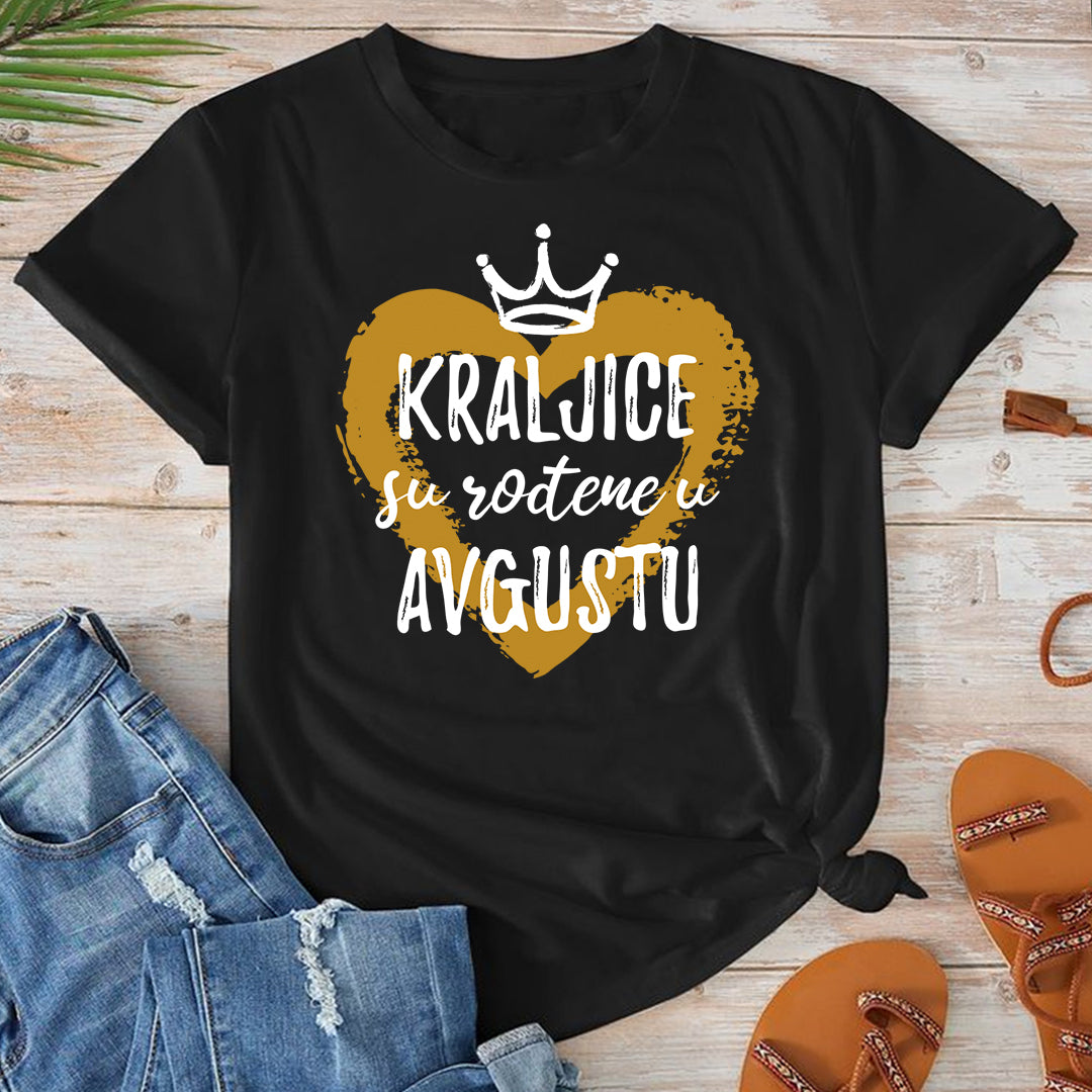 Crna pamučna majica sa natpisom  "Kraljice su rođene u avgustu" i zlatnim srcem - unikatni ženski poklon za rođendan.
