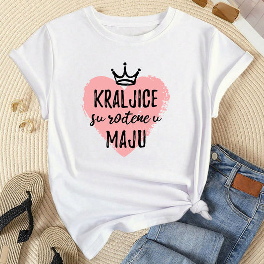 Bela ženska majica sa roze natpisom Kraljice su rođene u maju
