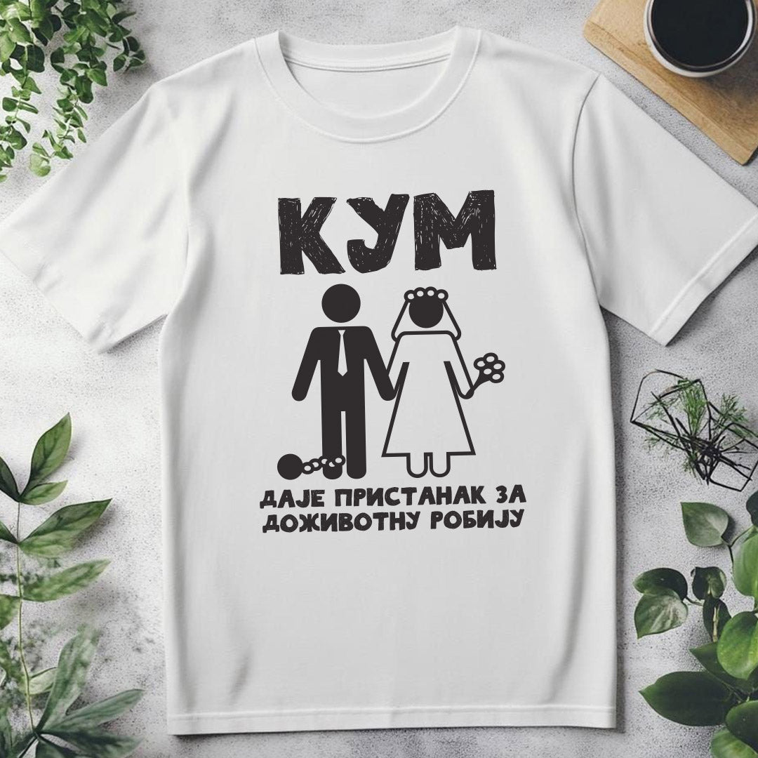 Bela majica za kuma sa crnim natpisom Kum daje pristanak za doživotnu robiju i šaljivom ilustracijom mladenaca