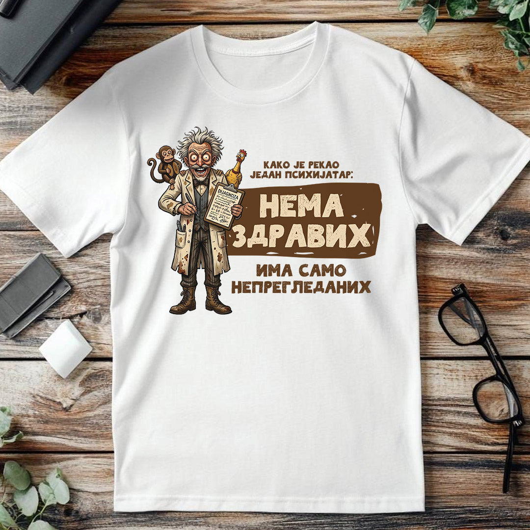 Bela majica sa natpisom Nema zdravih, ima samo nepregledanih i šaljivom ilustracijom doktora – smešna majica sa štampom
