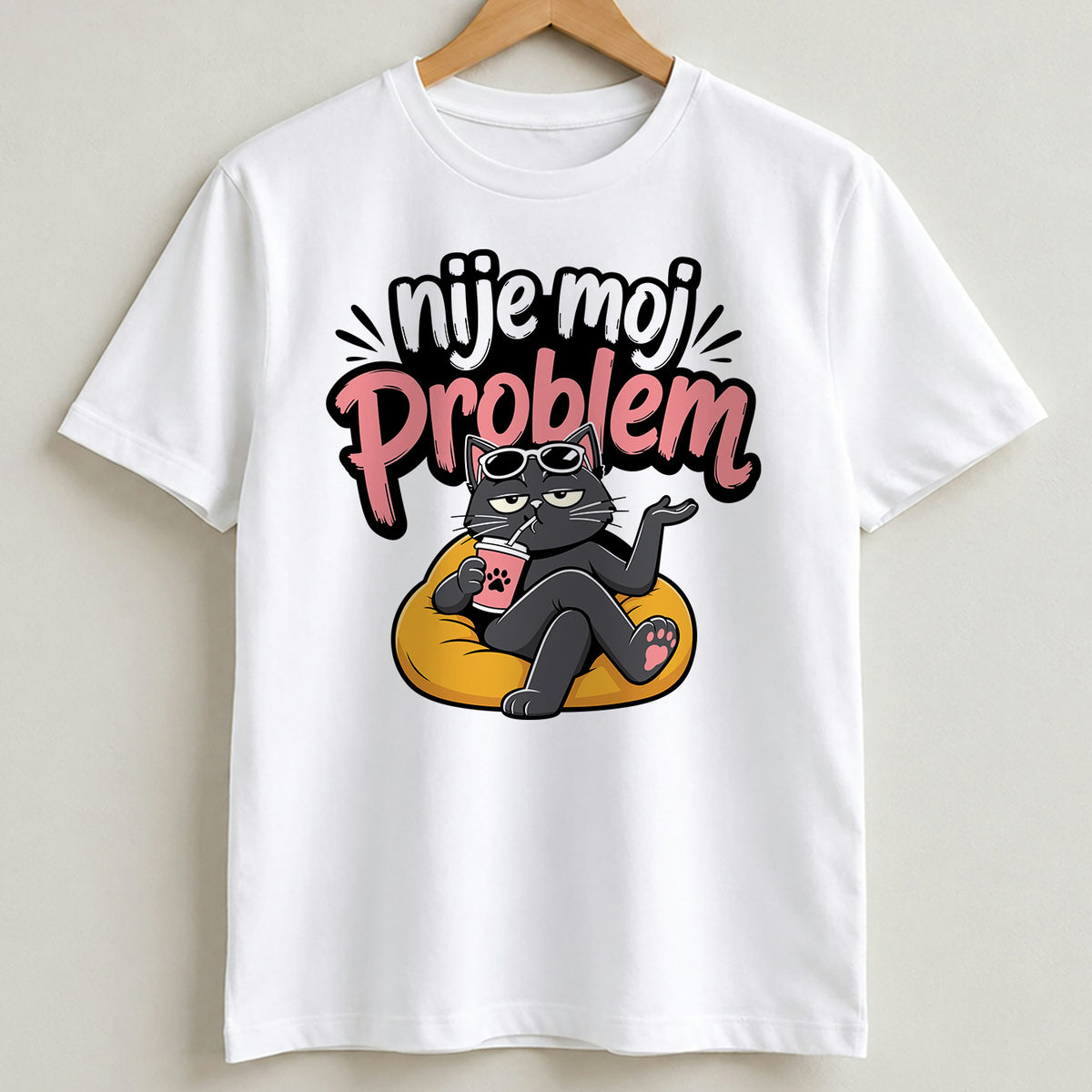 Bela pamučna majica sa printom crne mačke u fotelji i natpisom „Nije moj problem“