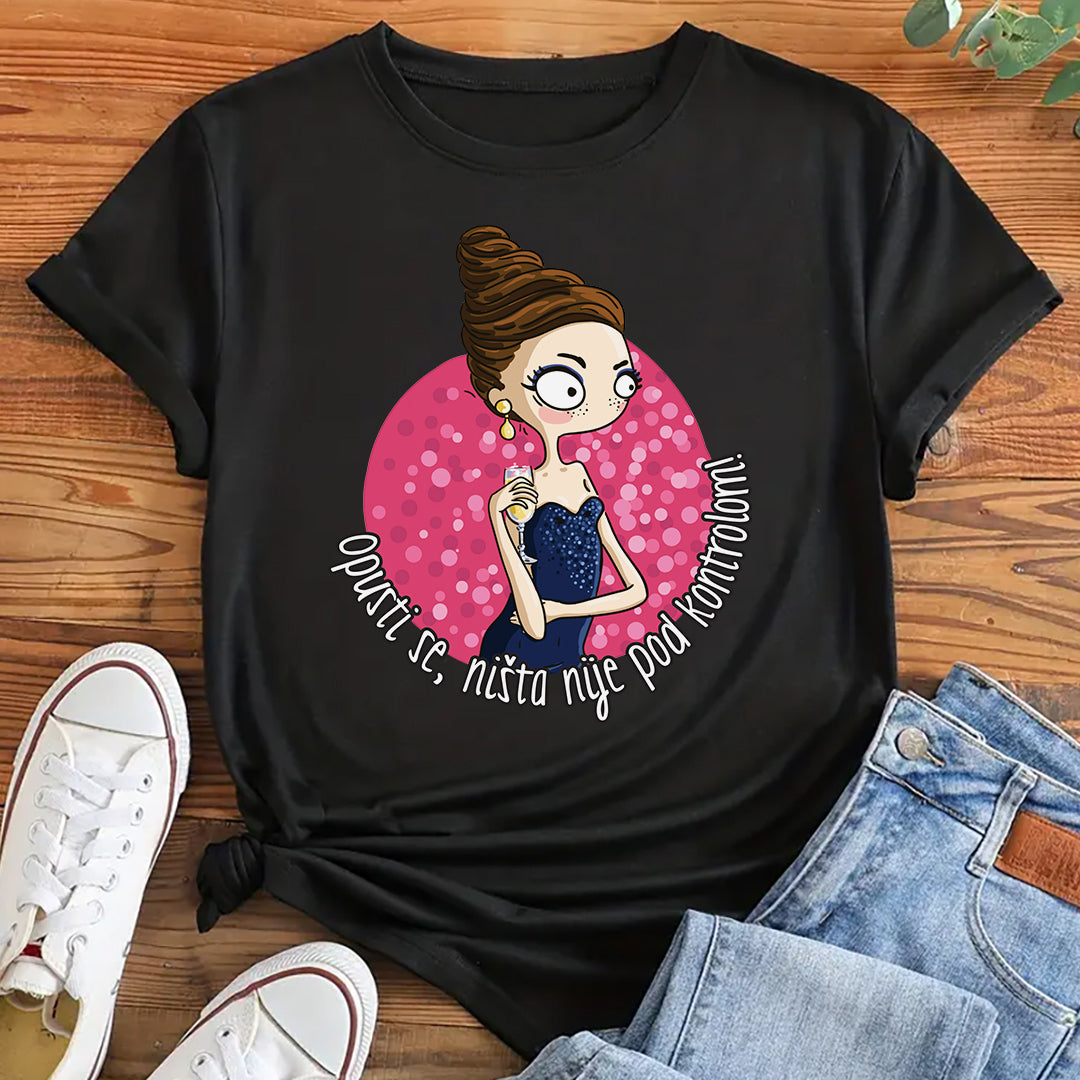 crna majica sa ilustracijom i tekstom opusti se, nista nije pod kontrolom