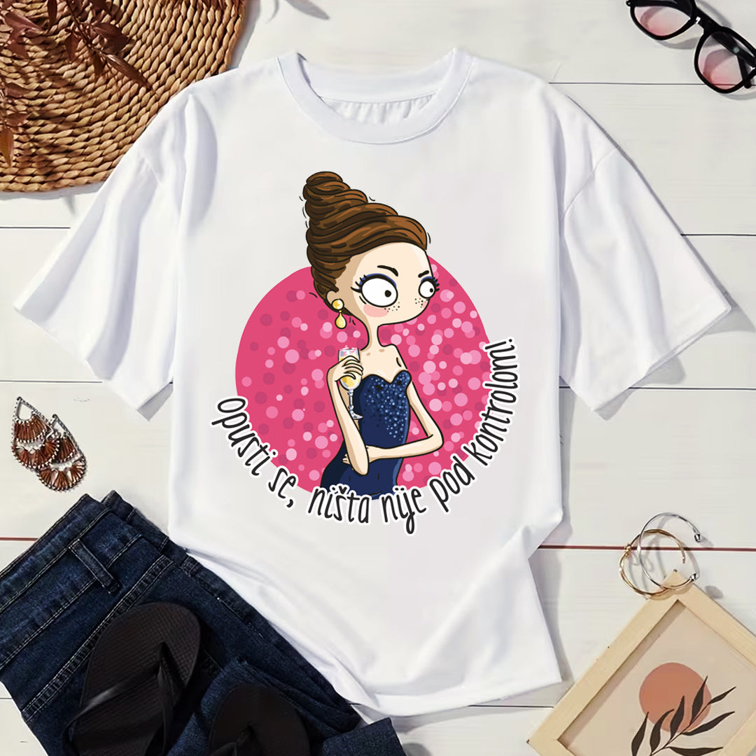 bela majica sa ilustracijom i tekstom opusti se, nista nije pod kontrolom