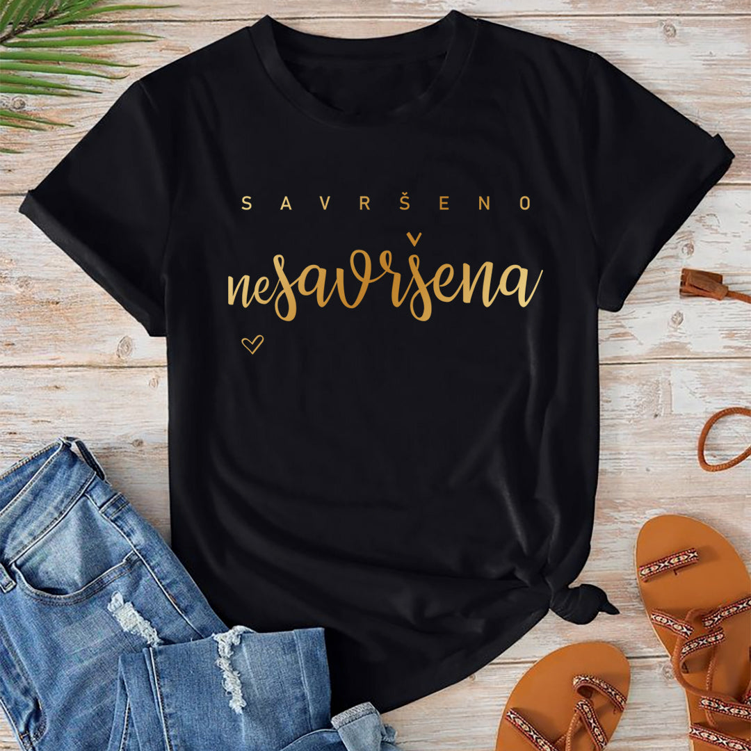 crna majica sa tekstom savrseno nesavrsena