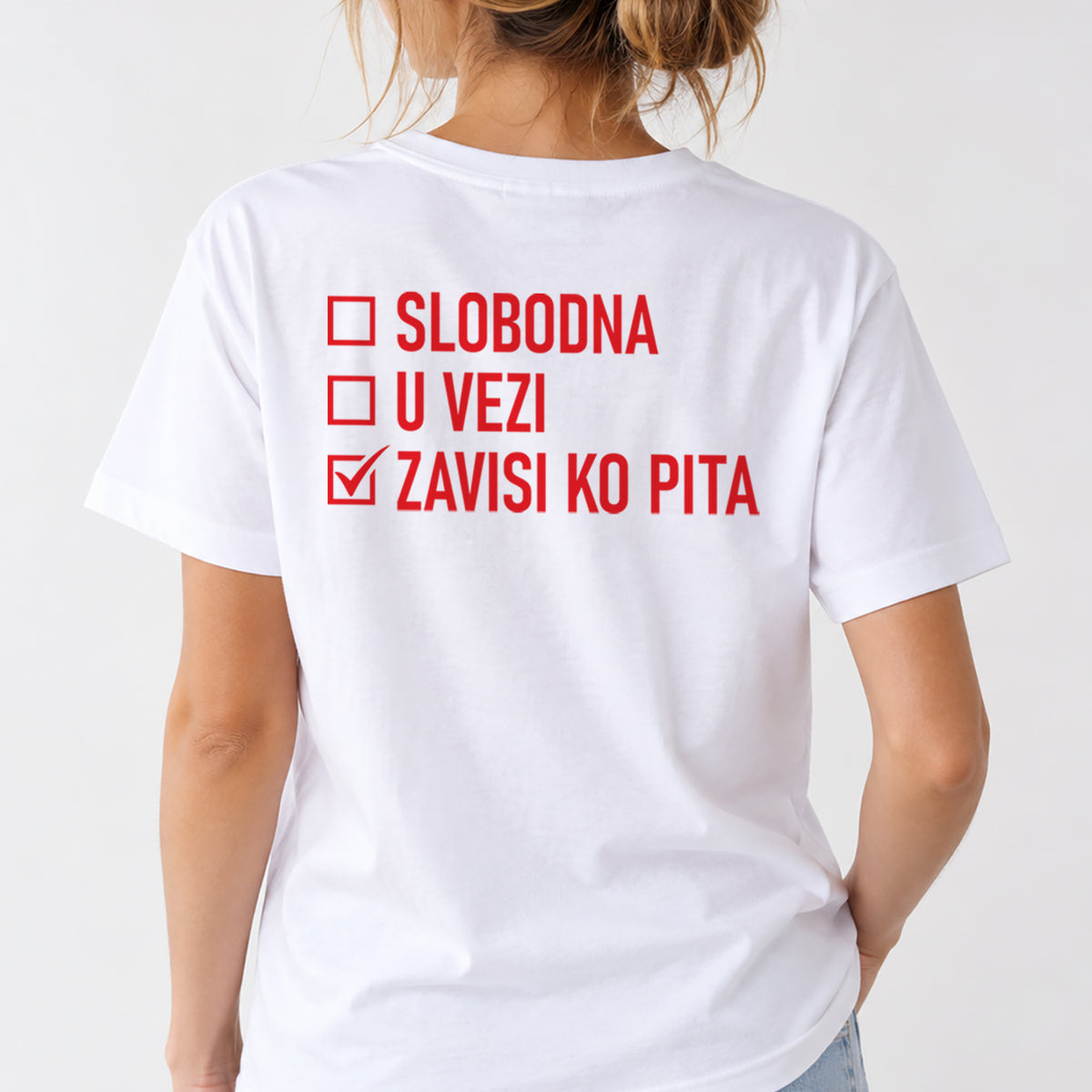 Ženska bela majica sa crvenim natpisom Slobodna, u vezi, zavisi ko pita – duhovita majica sa štampom, Gambi Shop