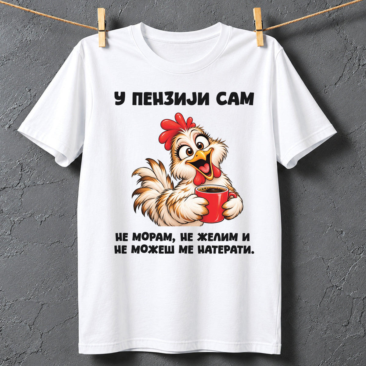 Bela majica za penzionerke sa natpisom U penziji sam i ilustracijom smešne koke sa kafom