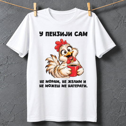 Bela majica za penzionerke sa natpisom U penziji sam i ilustracijom smešne koke sa kafom