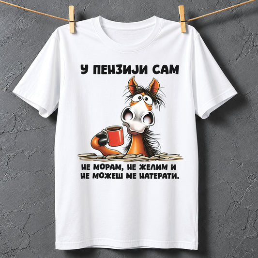 Bela majica za penziju sa natpisom U penziji sam i ilustracijom smešnog konja sa šoljicom kafe