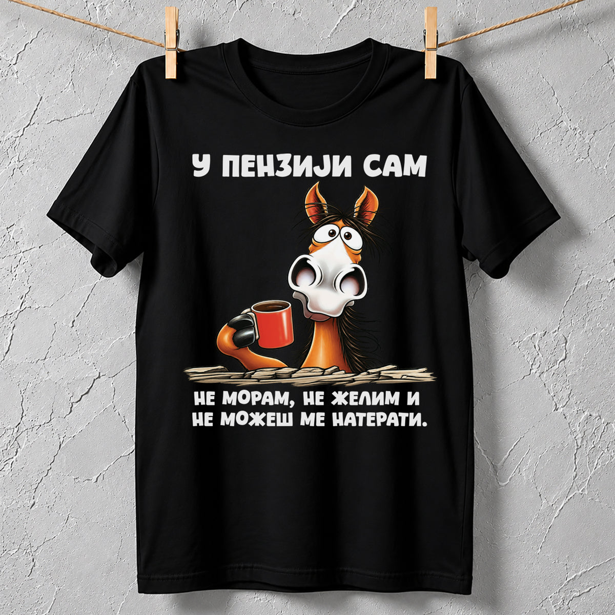 Crna majica za penzionere sa duhovitim natpisom Ne moram, ne želim i ne možeš me naterati i konjem sa kafom