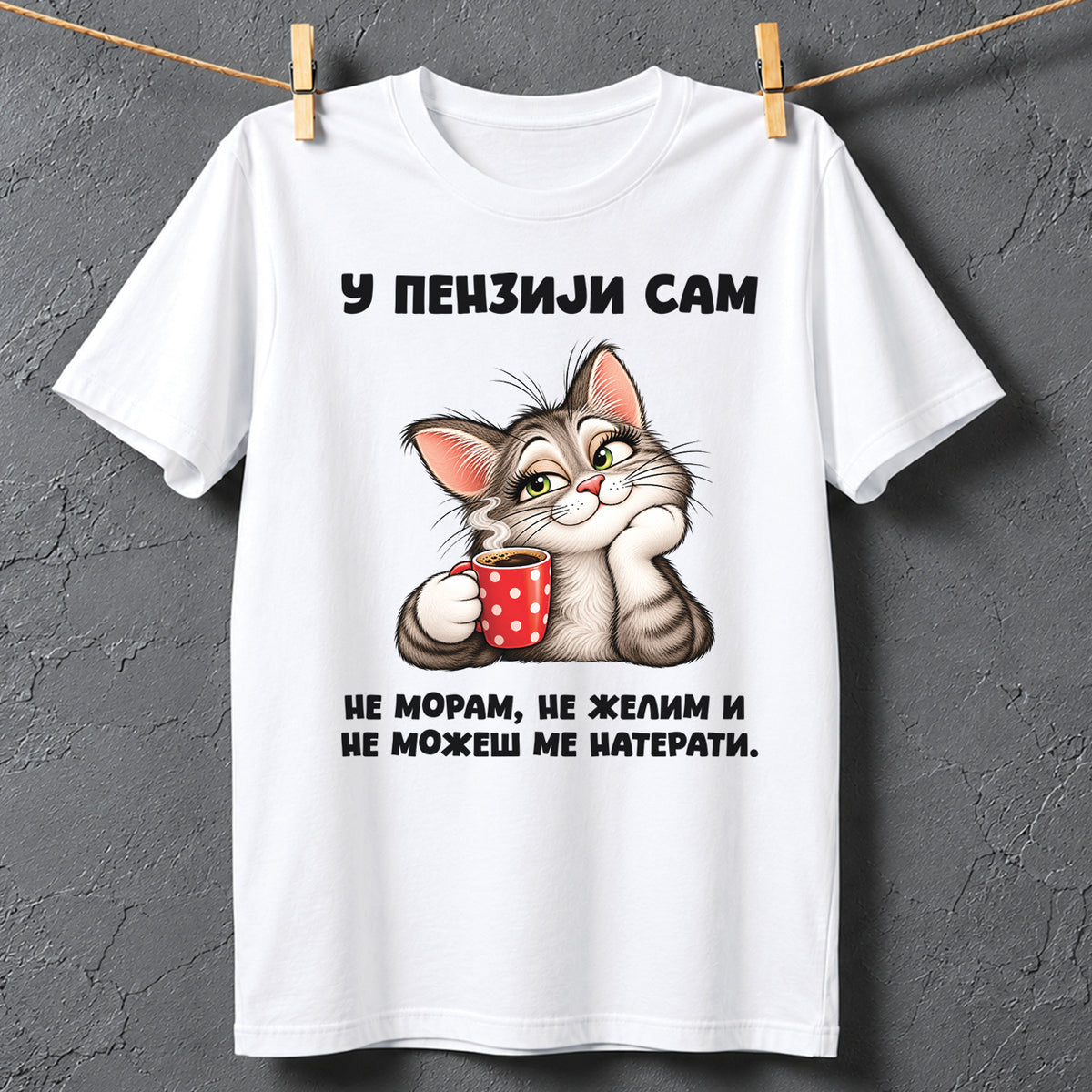 Bela majica za penzionerke sa natpisom U penziji sam i ilustracijom nasmejane mačke sa crvenom šoljicom kafe