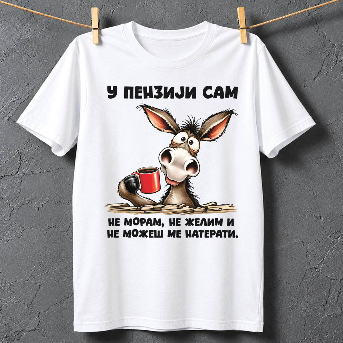Bela majica za penziju sa ilustracijom magarca koji drži crvenu šolju kafe i natpisom U penziji sam