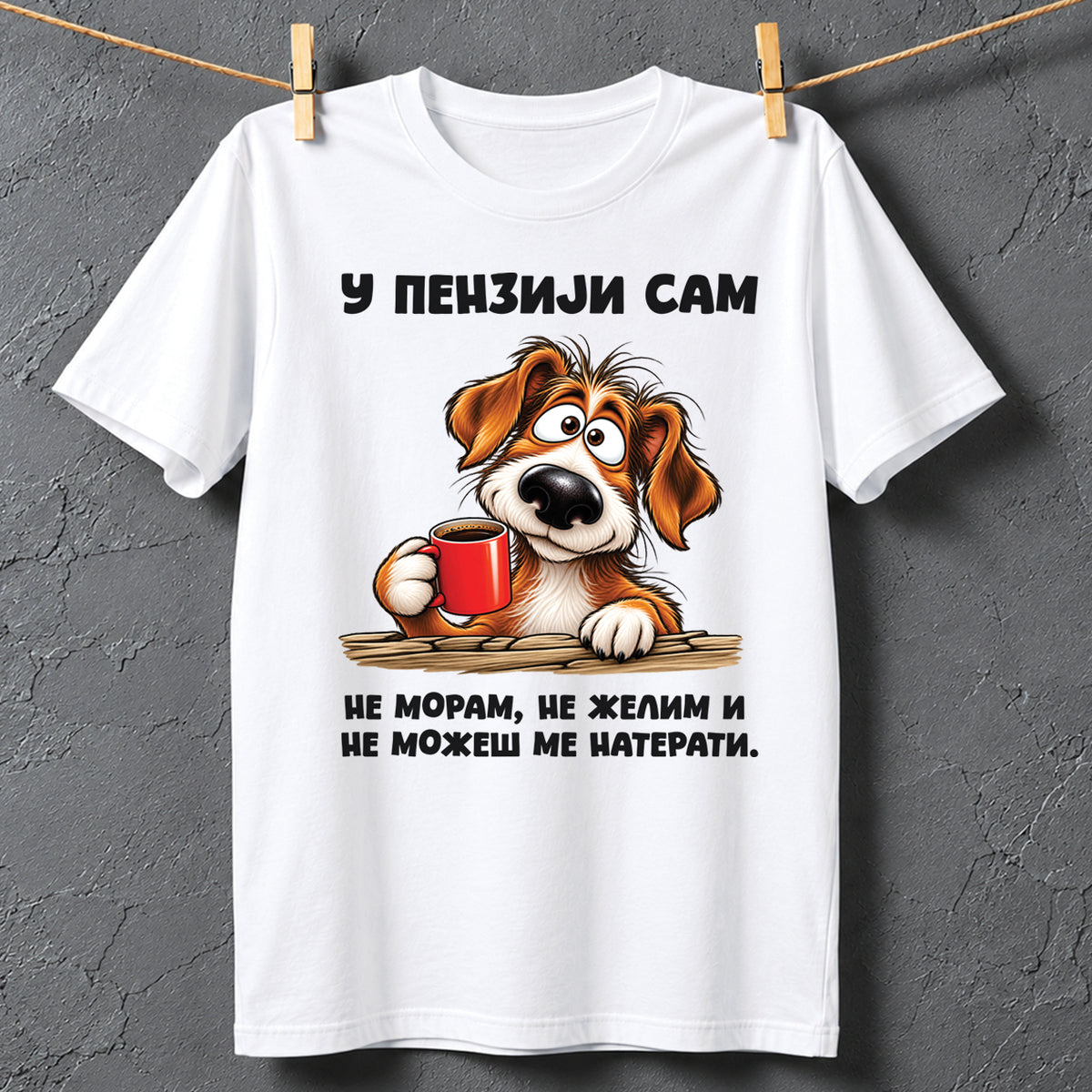 Bela majica za penziju sa natpisom U penziji sam i ilustracijom simpatičnog psa sa crvenom šoljicom kafe